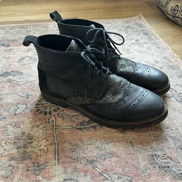 TOMS Men's Black Leather Wingtip Lace Up Brogue Boots with Vibram Soles - Picture 6 of 11